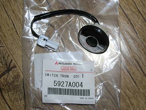 Knopka otkr bagazhnika 2.jpg